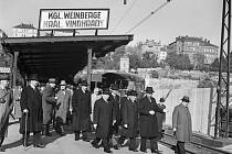 Královské Vinohrady. Na snímku prezident Emil Hácha na obhlídce stavby vinohradského tunelu v říjnu 1940.