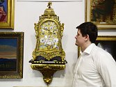 Ředitel pražské Galerie Ustar Pavel Urban představil astronomické hrací hodiny Le Roy A Paris z pozůstalosti knížete Františka Oldřicha Kinského.