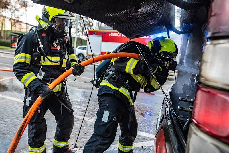 Požár autobusu v ulici Žernošická na Praze 8.