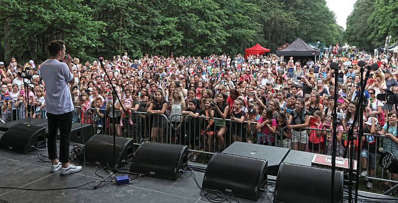 Největší český rodinný festival Kašpárkohraní oslavil 10. narozeniny v Oboře Hvězda.