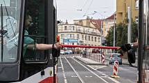 Předávání kolíku v rámci bezpečnosti mezi řidiči tramvají v úseku Vychovatelna a Bulovka.