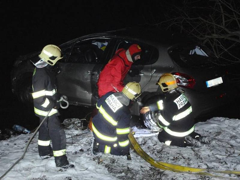 Vyproštění osobního automobilu z Vltavy na Veslařském ostrově v Praze.