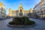 Prázdné ulice Prahy a lidé s rouškami 18. března 2020. Václavské náměstí, Národní muzeum.