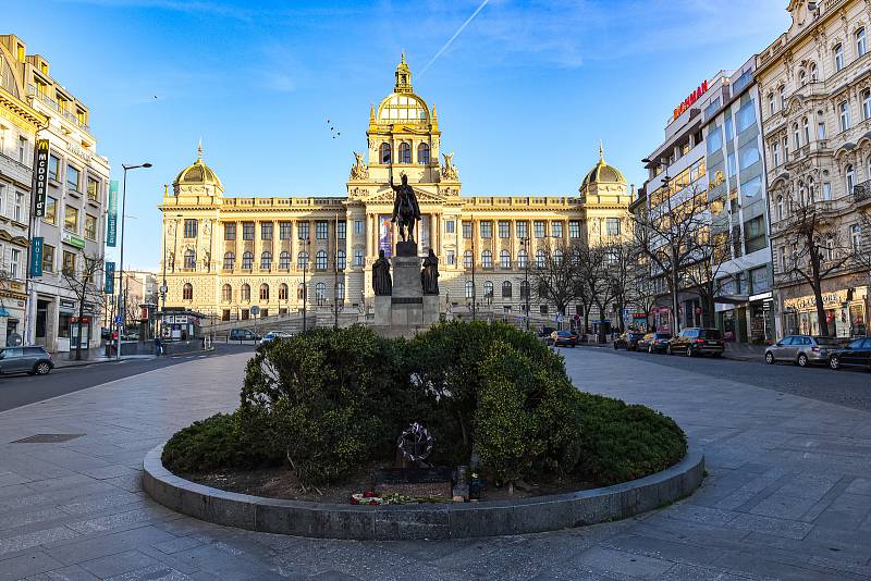 Prázdné ulice Prahy a lidé s rouškami 18. března 2020. Václavské náměstí, Národní muzeum.