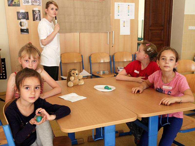 Příměstský tábor Vědecké léto v Malostranském gymnáziu. Provozovatel VĚDA NÁS BAVÍ