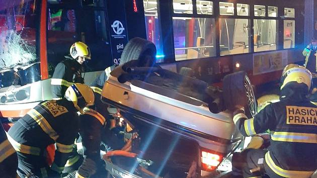 Dopravní nehoda v ulici Vinohradská 30. září 2022. Osobní vůz po střetu s tramvají skončil na střeše.