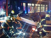 Dopravní nehoda v ulici Vinohradská 30. září 2022. Osobní vůz po střetu s tramvají skončil na střeše.