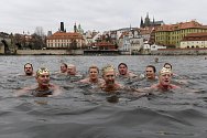 Tříkrálové plavání v Praze - Otužilci se 6. ledna 2020 v Praze zúčastnili tříkrálového plavání ve Vltavě. Plavci absolvovali trasu podél Karlova mostu k přístavišti u Křižovnického náměstí.