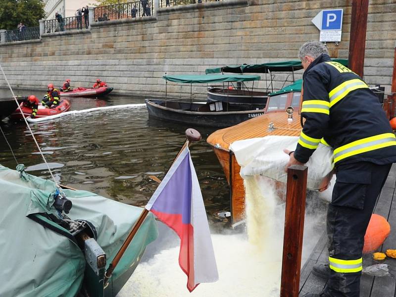 Likvidace nebezpečné látky na Vltavě. 