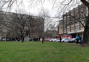 Evakuace studentů a učitelů z budovy VŠE v Praze.