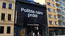 Polibte nám prdel, vzkazuje Paralelní Polis radnici Prahy 7. V budově v Holešovicích sídlí mimo jiné kavárna, kde je možné platit pouze kryptoměnami, například bitcoinem.