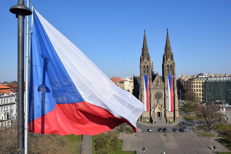 Vyvěšení české státní vlajky na průčelí k příležitosti 100. výročí uzákonění státní vlajky ČR a dnešní České republiky (3. března 2020).