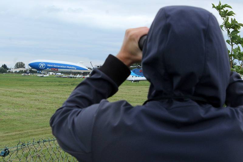 V pátek a v sobotu nad Prahou prolétala Zeppelin NT (New Technology) v rámci kampaně společnosti ZF, má zde závody na výrobu dílů pro automobilový průmysl. Pro nepřízeň počasí však musela vzducholoď improvizovat.