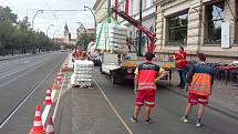 Kritizované černo-žluté citybloky nahradily na Smetanově nábřeží květináče.