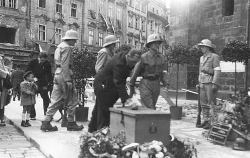 Pražské povstání. Staroměstské náměstí v květnu 1945.