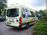 Minibus firmy Societa pro přepravu handicapovaných osob.