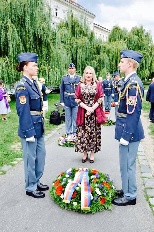 Pietní vzpomínka 14. srpna 2019 u pomníku letců RAF v Praze v den výročí, kdy se českoslovenští letci vrátili z Británie zpět do Prahy v roce 1945.