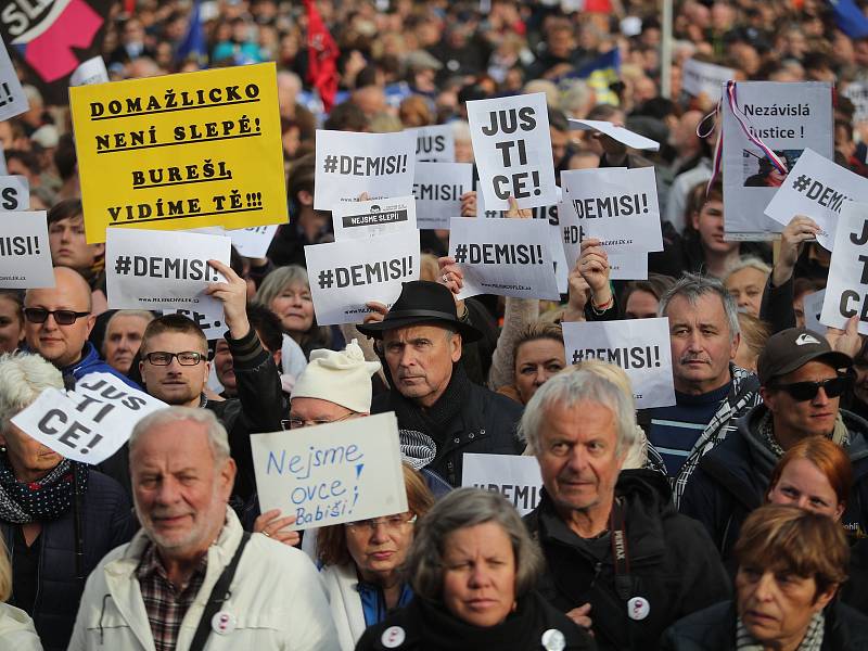 Lidé na Staroměstském náměstí v Praze demonstrují za nezávislost justice kvůli jmenování Marie Benešové ministryní spravedlnosti (6. května 2019).