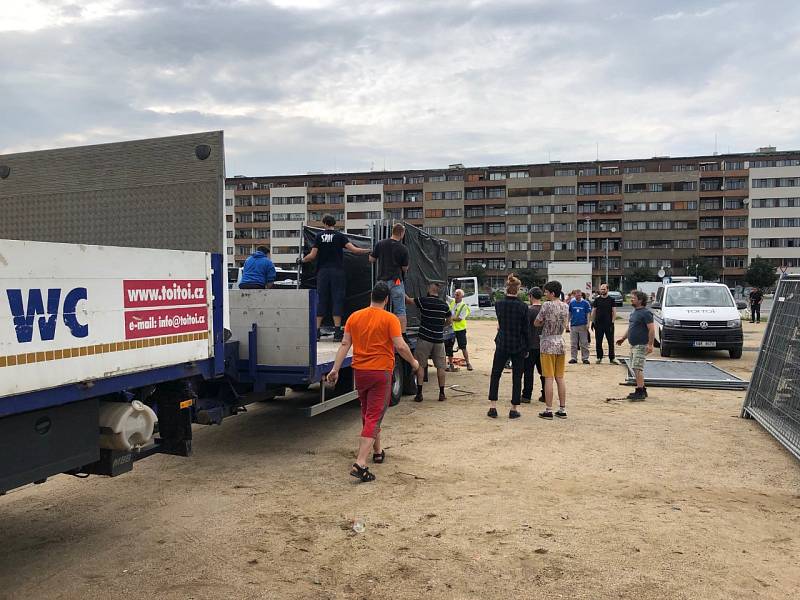 Přípravy na demonstraci na Letné jsou v plném proudu