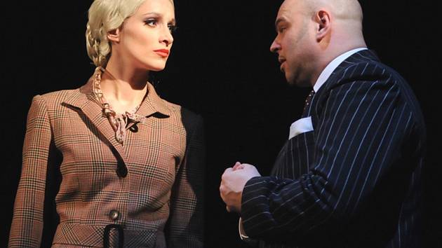 Titulní roli Evy Duarte Perónové si zahrála i Soňa Borková na scéně plzeňského Komorního divadla.