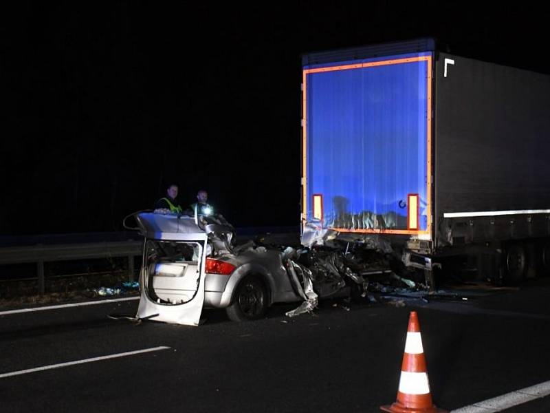 Řidič audi najel na dálnici D5 pod kamion, nehodu nepřežil.