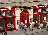 Restaurace americké firmy McDonald's -Vodičkova ulice. Archivní foto. 