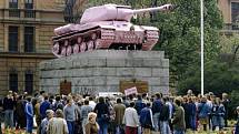 RŮŽOVÝ TANK. Památník osvobození Rudou armádou, který stával na náměstí Kinských, v roce 1991 natřel výtvarník David Černý na růžovo. Přispěl k diskuzi, zda odstranit nebo neodstranit. Nakonec byl odstraněn.