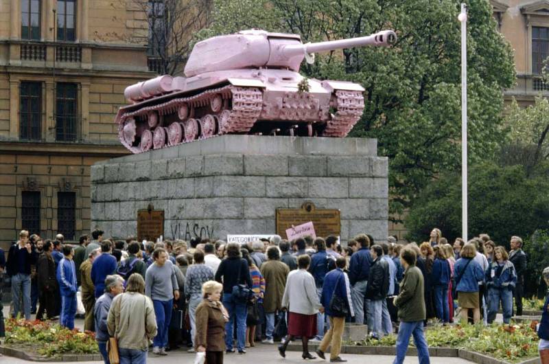 RŮŽOVÝ TANK. Památník osvobození Rudou armádou, který stával na náměstí Kinských, v roce 1991 natřel výtvarník David Černý na růžovo. Přispěl k diskuzi, zda odstranit nebo neodstranit. Nakonec byl odstraněn.