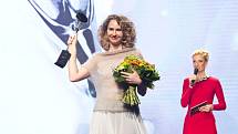 Kadeřník roku 2013: Jana Burdová vstoupila do kadeřnické Síně slávy, to díky jejím třem vítězstvím hlavního titulu Kadeřníka roku v letech 2008, 2009, 2011.
