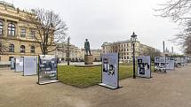 U Rudolfina si můžete prohlédnout venkovní výstavu o "zakázané" lásce.