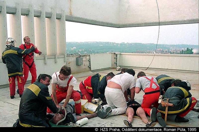 Při požáru pražského hotelu Olympik zemřelo 26. 5. 1995 osm lidí.