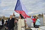 Protest proti zavření škol. Na Vltavu vyjely lodě s dýdžeji a protestujícími.