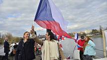 Protest proti zavření škol. Na Vltavu vyjely lodě s dýdžeji a protestujícími.