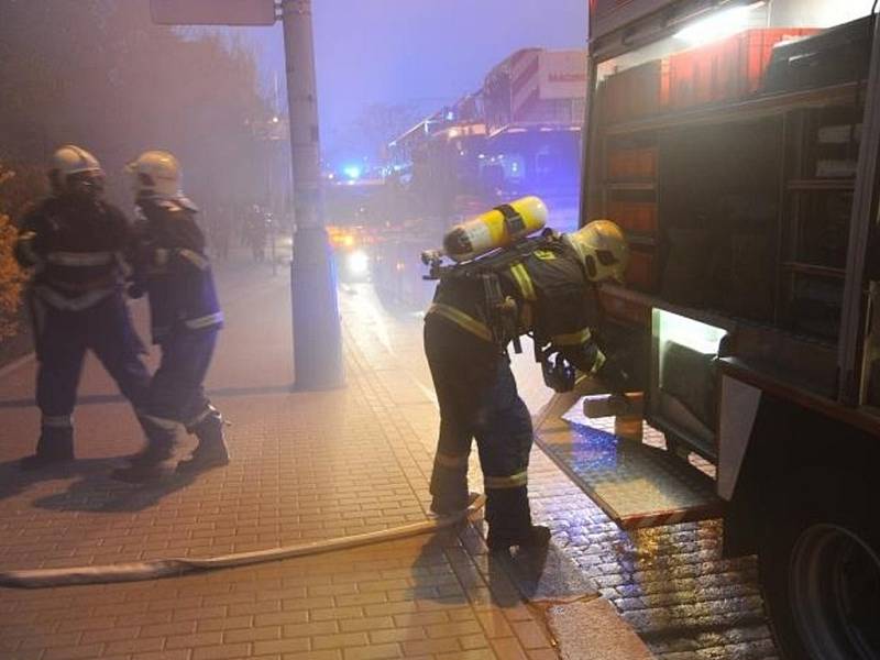 Požár sklepní kóje domu v Bělocerkevské ulici v pražských Vršovicích.