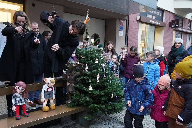 Ze zahájení vánoční sezóny Divadla Spejbla a Hurvínka s rozsvěcením vánočního stromu.