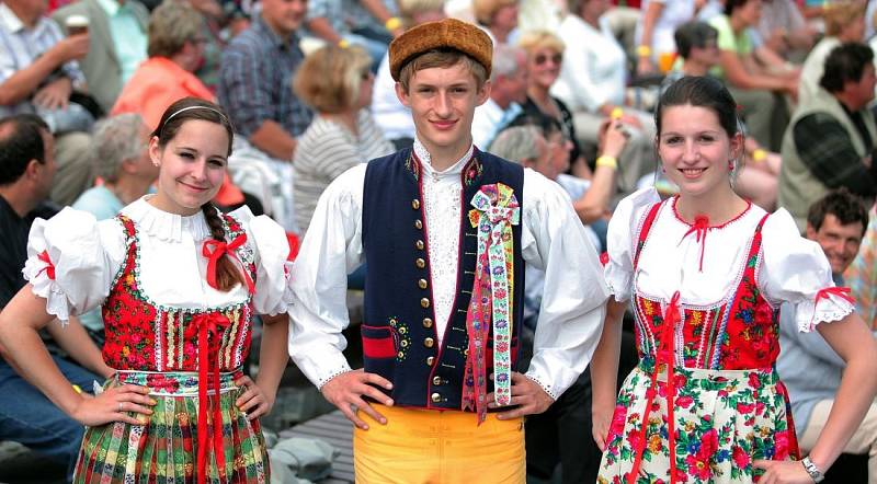 Hraj kapelo, hraj. Svátek dechovky na Křížíkově fontáně pražského Výstaviště 29.června. Na snímku pěvecké trio dechovky Horalka z Domažlic,zleva Barbora Balounová,Hynek Hradecký a Magda Hrušková.