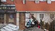 Squatteři nerespektují vývzu soudního exekutora a zůstávají i po vyklizení Kliniky na pražském Žižkově na střeše budovy.