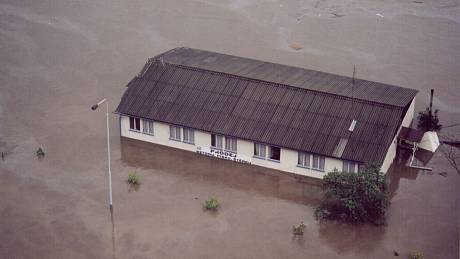 Povodně z roku 2002 v Praze. Snímky budovy srovnávají, jak stoupala hladina u břehu Vltavy.