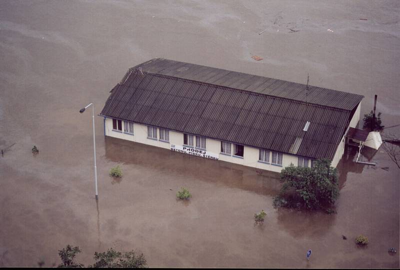 Povodně z roku 2002 v Praze. Snímky budovy srovnávají, jak stoupala hladina u břehu Vltavy.