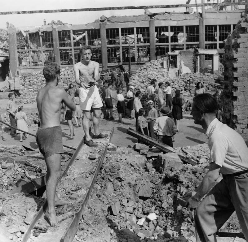 ČKD – Bombardování se za války nevyhnula ani centrála ČKD v Libni. Ta byla zasažena v březnu roku 1945.