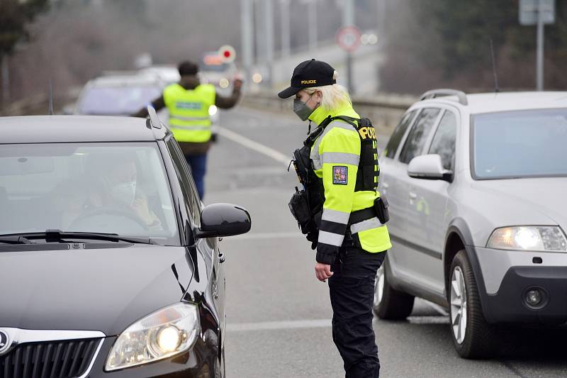 Hned 1. března 2021 kontrolovala policie v Praze dodržování zákazu cestování mezi okresy.