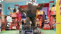 V pražském hračkářství Hamleys díky projektu Golem VR ožívá legendární příběh. Návštěvníci se také mohou projít po rudolfínské Praze.