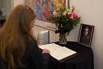 Americké velvyslanectví vystavilo kondolenční knihu pro ty, kteří chtějí osobně vyjádřit úctu bývalé ministryni zahraničních věcí USA Madeleine Albrightové, která zemřela ve středu 23. března.