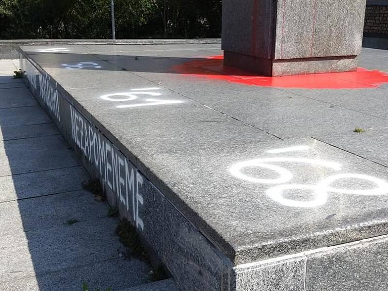 Sochu sovětského maršála Koněva v Praze 6 neznámý pachatel 22. srpna 2019 polil rudou barvou a postříkal nápisy.