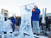 Ledová díla vznikala o víkendu na střeše vysočanské Galerie Harfa. Deset sochařů vysekalo z ledu postavičky ze známých večerníčků.