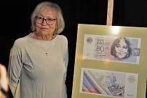 Z tiskové konference k 80. narozeninám zpěvačky Marty Kubišové v kině Lucerna v Praze. Na snímku předání pamětního listu v podobě bankovky.