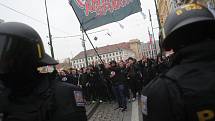 Pochod slávistických fanoušků před fotbalovým derby ulicemi Prahy na stadion Sparty na Letné.