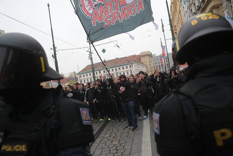 Pochod slávistických fanoušků před fotbalovým derby ulicemi Prahy na stadion Sparty na Letné.