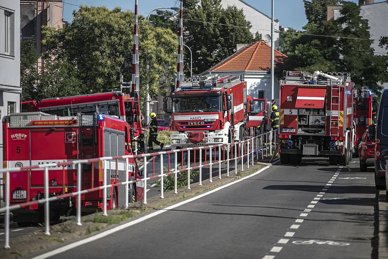 V pražské Strojnické ulici došlo 1. 7. 2020 k požáru a výbuchu v bytě. Hasiči vyhlásili druhý stupeň poplachu a evakuovali obyvatele domů.