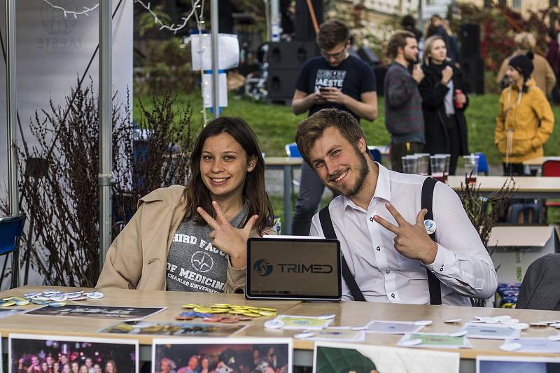 Studenti Přírodovědecké fakulty Univerzity Karlovy oslavovali bourání menzy.